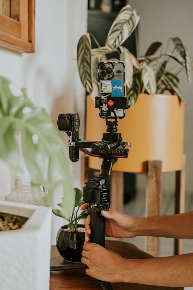 كيف يمكن لجهازي iPhone (بدون كاميرا سينمائية) أن ينقلا فيلمك كيف يمكن لجهازي iPhone (بدون كاميرا سينمائية) أن ينقلا فيلمك القصير إلى مهرجان؟
| itg-ar.com