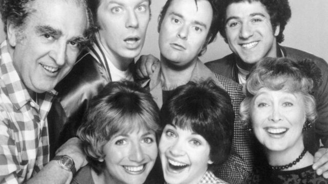 لعب نجم Laverne & Shirley دور ابن عم شخصيته في لعب نجم Laverne & Shirley دور ابن عم شخصيته في عرض آخر لـ Happy Days
| itg-ar.com