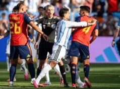 مشاجرة في كأس العالم تشهد قيام لاعب الأرجنتين بوضع يده على حلق خصم إسبانيا بعد المباراة
| itg-ar.com مشاجرة في كأس العالم تشهد قيام لاعب الأرجنتين بوضع يده على حلق خصم إسبانيا بعد المباراة
| itg-ar.com