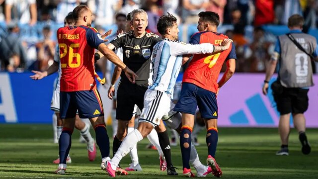 مشاجرة في كأس العالم تشهد قيام لاعب الأرجنتين بوضع يده مشاجرة في كأس العالم تشهد قيام لاعب الأرجنتين بوضع يده على حلق خصم إسبانيا بعد المباراة
| itg-ar.com