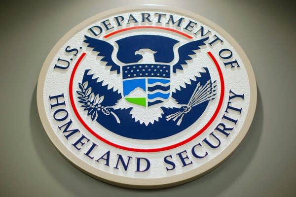 وزارة الأمن الوطني ترحل رجل مينيسوتا على الرغم من العفو وزارة الأمن الوطني ترحل رجل مينيسوتا على الرغم من العفو
| itg-ar.com