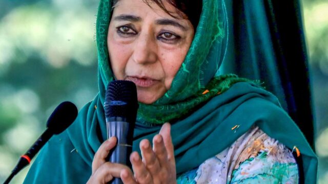 وضع محبوبة تحت "الإقامة الجبرية" قبيل عيد الشهداء؛ تثير PDP وضع محبوبة تحت "الإقامة الجبرية" قبيل عيد الشهداء؛ تثير PDP مخاوف تتعلق بالحقوق
| itg-ar.com