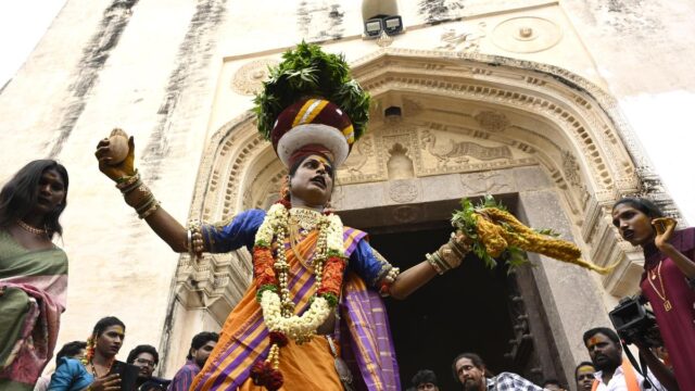 يبدأ Golconda Bonalu 2026 بالبهجة حيث يتجمع الآلاف في حصن يبدأ Golconda Bonalu 2026 بالبهجة حيث يتجمع الآلاف في حصن التل لتقديم القرابين للآلهة
| itg-ar.com