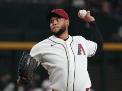 يسعى “إدواردو رودريغيز” لاعب فريق D-backs إلى إظهار قوة النجوم في مواجهة فريق “بريورز”.
| itg-ar.com يسعى "إدواردو رودريغيز" لاعب فريق D-backs إلى إظهار قوة النجوم في مواجهة فريق "بريورز".
| itg-ar.com