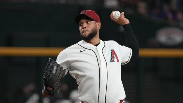 يسعى "إدواردو رودريغيز" لاعب فريق D-backs إلى إظهار قوة النجوم في مواجهة فريق "بريورز".
| itg-ar.com