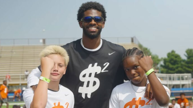 يقوم Shedeur Sanders بتوزيع سلاسل الماس المخصصة للأطفال وسط الحكم يقوم Shedeur Sanders بتوزيع سلاسل الماس المخصصة للأطفال وسط الحكم على التنافس مع Deshaun Watson
| itg-ar.com
