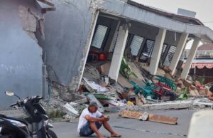 انتشلت فرق الإنقاذ في إندونيسيا 6 جثث أخرى في أعقاب الزلزال، ليرتفع عدد القتلى إلى 53.
