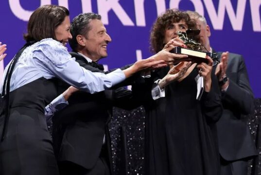 ماغي جيلنهال: لجنة تحكيم مهرجان البندقية لم تمنح جائزة “الأسد الذهبي” لفيلم “امرأة مجهولة” لمجرد أن مخرجته امرأة؛ فالفيلم كان “بمثابة شعاع ليزر”.