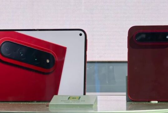 يبدو هاتف شاومي القابل للطي الجديد ذو التصميم الشبيه بجواز السفر أقصر وأعرض من هاتف Galaxy Z Fold 8